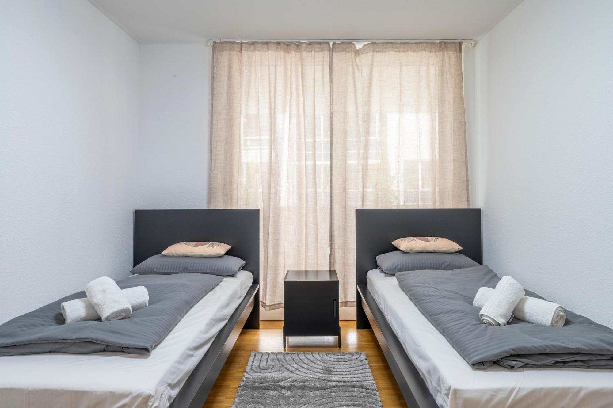 Exquis 2br Design Louis I Parking I Balcony I Mercedes-benz I Family-friendly