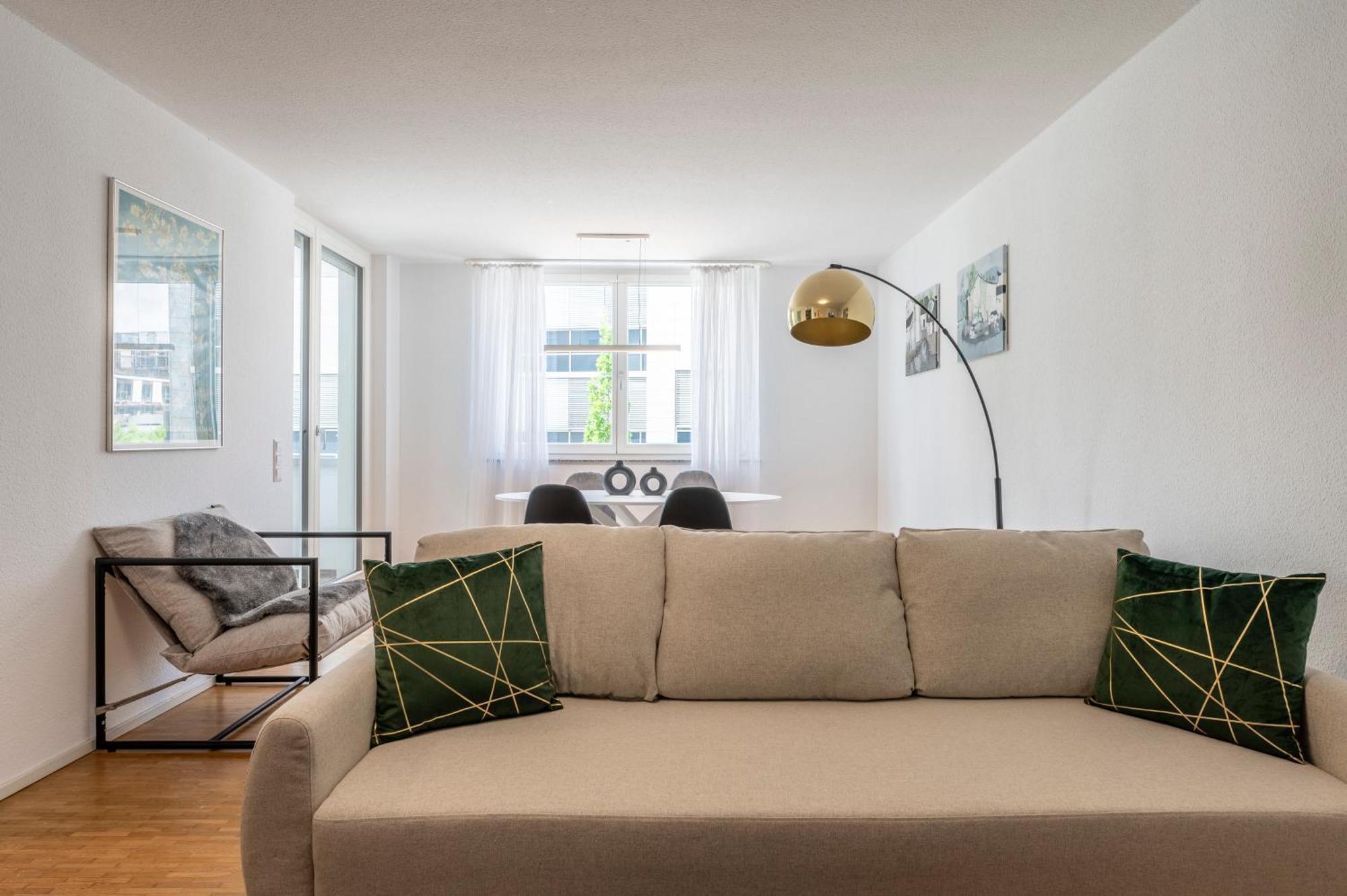 Exquis 2br Design Louis I Parking I Balcony I Mercedes-benz I Family-friendly Apartment