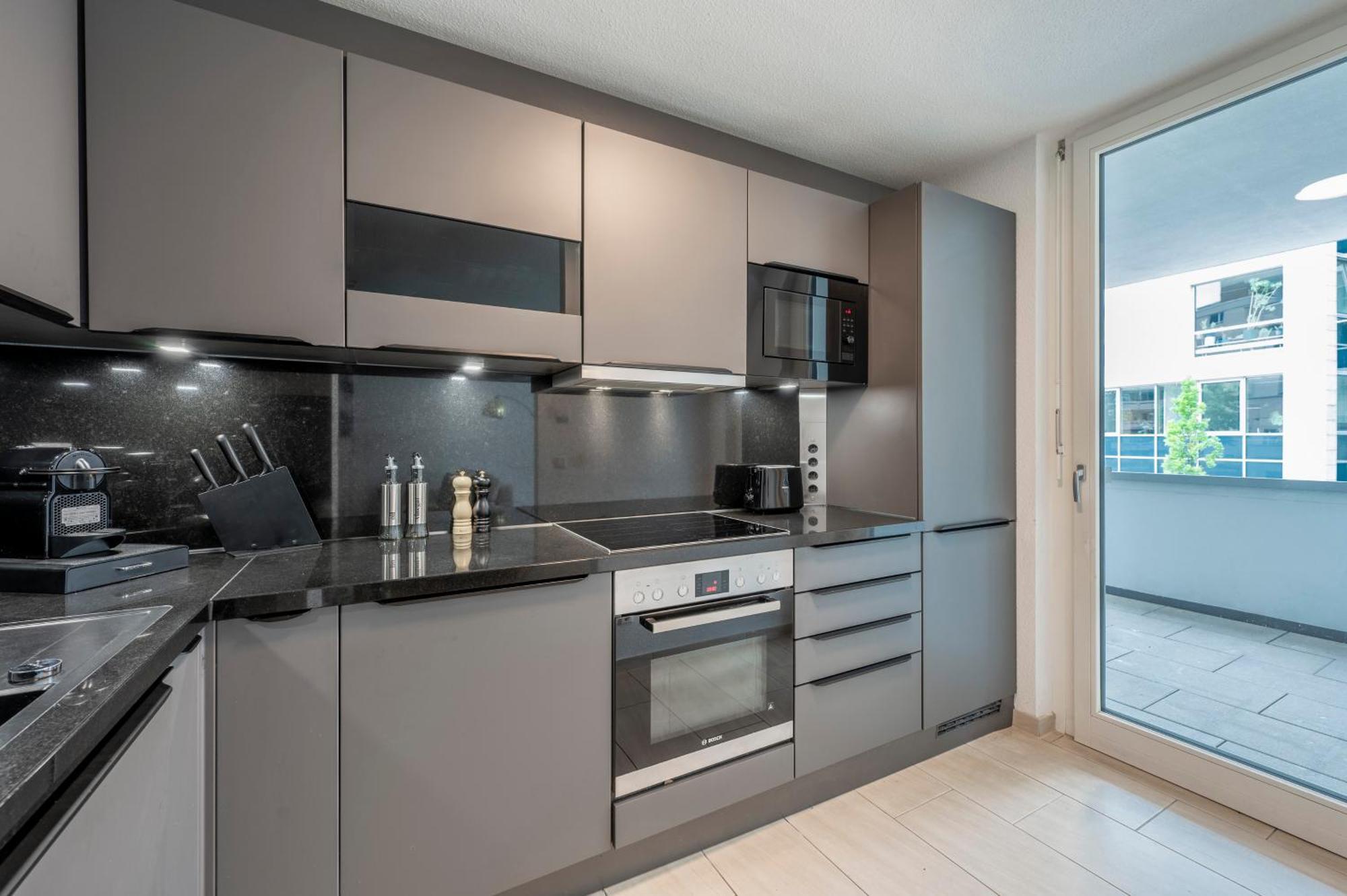 Exquis 2br Design Louis I Parking I Balcony I Mercedes-benz I Family-friendly